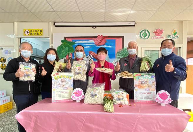 疫情升温，大安区农会结合清水农会推出韭菜水饺及韭菜馅饼，让民眾在家即可简单料理。（陈淑娥摄）