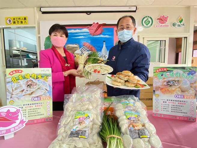 疫情升温，大安区农会结合清水农会推出韭菜水饺及韭菜馅饼，让民眾在家即可简单料理。（陈淑娥摄）