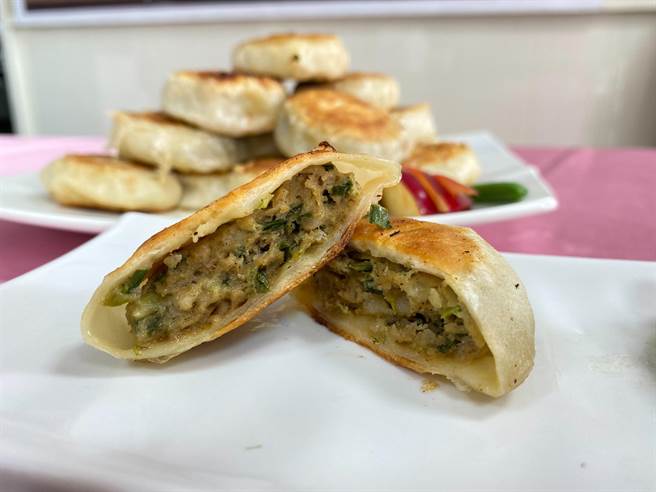 疫情升温，大安区农会结合清水农会推出韭菜水饺及韭菜馅饼，让民眾在家即可简单料理。（陈淑娥摄）