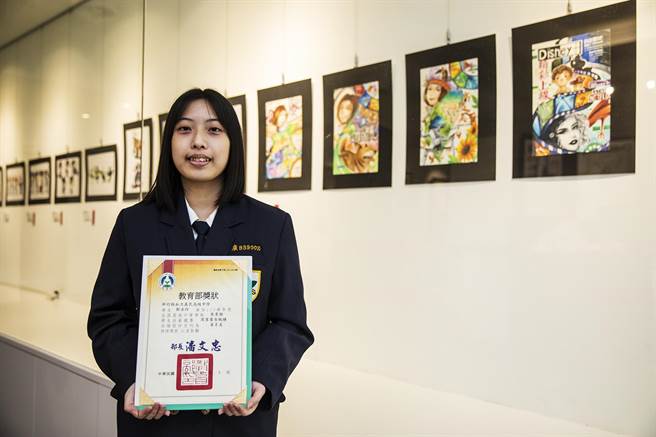 义民中学广设科学生郑采玲在全国技艺竞赛勇夺广告设计「金手奖」，右上4张是她设计得将奖的作品。（罗浚滨摄）