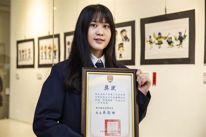 义民中学广设科学生李佳妍以新竹县鸟「五色鸟」进行角色设计（右上），参加县警局举办的首届形象标志比赛夺得优胜。（罗浚滨摄）
