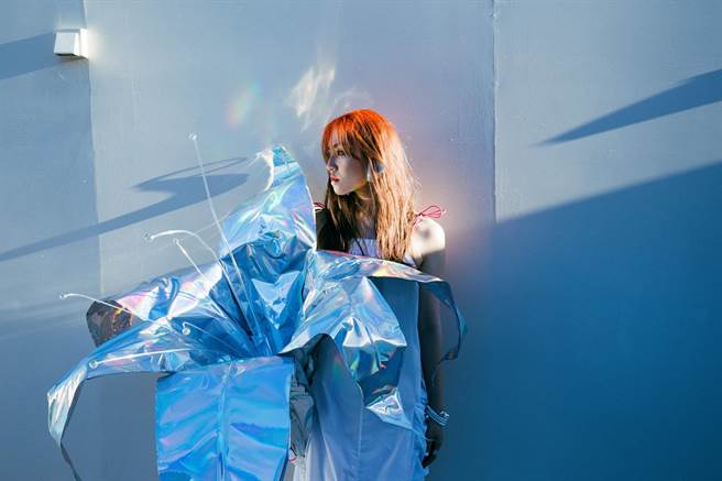 张牧乔换上亮橘红新髮色，让人眼睛一亮。（牧乔工作室提供）