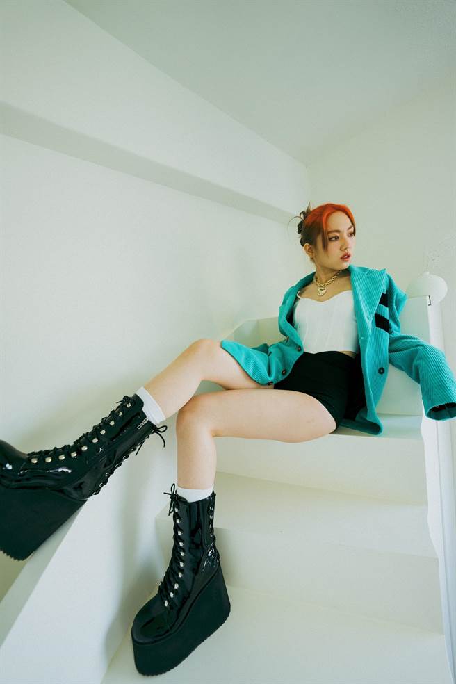 张牧乔换上亮橘红新髮色，让人眼睛一亮。（牧乔工作室提供）