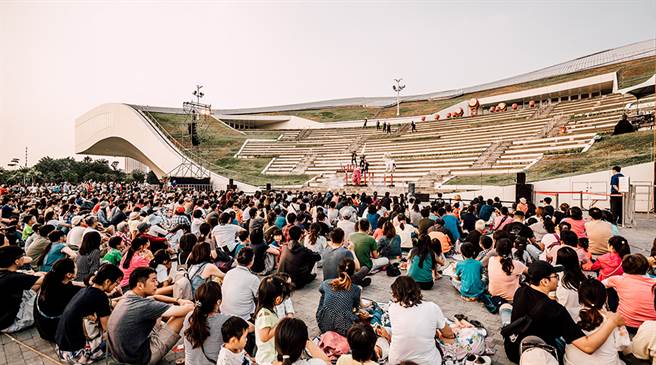 以天地为幕的展演舞台，在阳光下画出一道优美弧形，市民们惬意的在大自然中欣赏艺文演出。(图片提供/卫武营国家艺术文化中心)