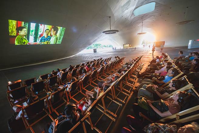 卫武营作为艺术匯集平台和眾人发声舞台，展现南臺湾对表演艺术的渴望与想像。以榕树意象打造的榕树广场不定期举办瑜伽和电影院等多元活动，吸引民眾参与。(图片提供/卫武营国家艺术文化中心)