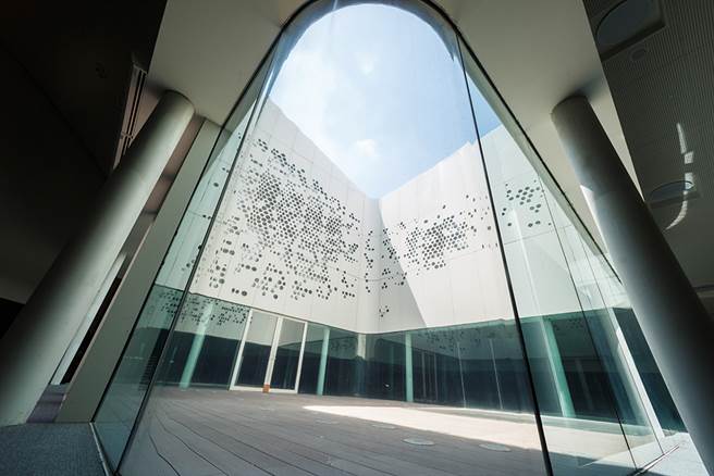 位于卫武营3楼树冠大厅，民眾可在开放式空间自由休息，西侧露台阳光随天井洒下，创造通透自然的採光效果。(图片提供/卫武营国家艺术文化中心)