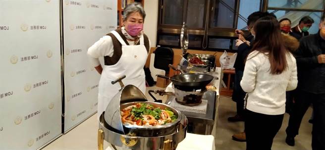 法務部邀「凱莉媽媽」展廚藝。（陳志賢攝）
