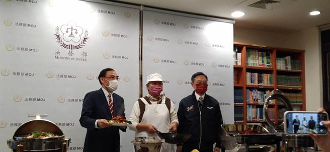 法務部長蔡清祥、更生人李凱莉、檢察總長江惠民（從左至右）（陳志賢攝）