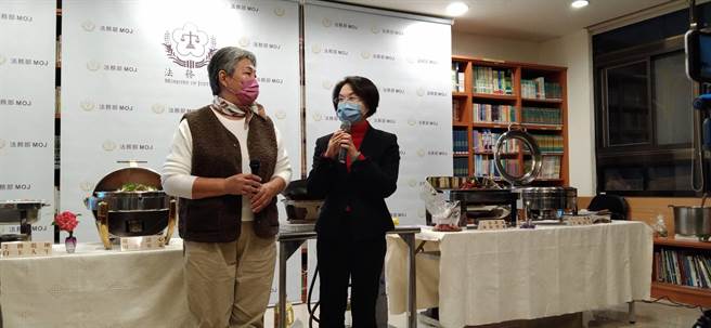 更生人李凱莉、觀護人唐珮玲（右）（陳志賢攝）