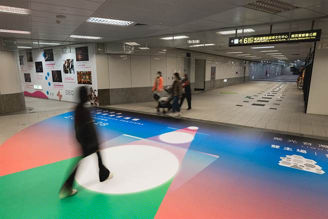 2022台湾灯会在高雄的视觉形象，将高雄捷运卫武营站妆点得缤纷绽放。(图片提供/高雄市文化局)