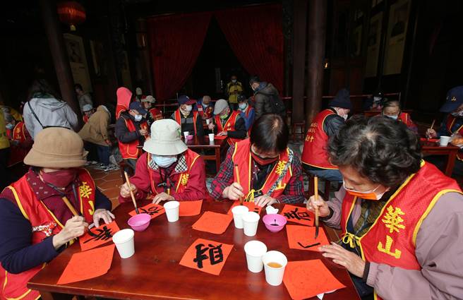 華山基金會12日在有百年歷史的霧峰林家宮保第園區舉辦「千歲揮毫」活動，50位獨老長輩在大花廳刻畫春聯，發思古之幽情外，也提早感受年節喜慶氣氛。（黃國峰攝）