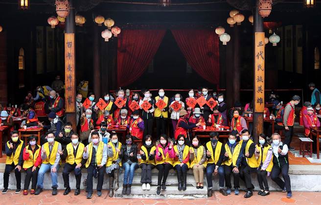 華山基金會12日在有百年歷史的霧峰林家宮保第園區舉辦「千歲揮毫」活動，愛心團體們也提筆揮毫，宣導愛老＋1。（黃國峰攝）