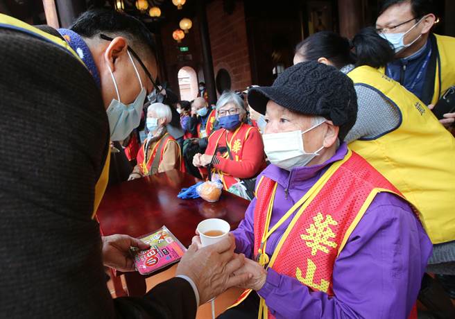 華山基金會12日在有百年歷史的霧峰林家宮保第園區舉辦「千歲揮毫」活動，愛心贊助團體與50位獨老長輩齊聚大花廳。（黃國峰攝）