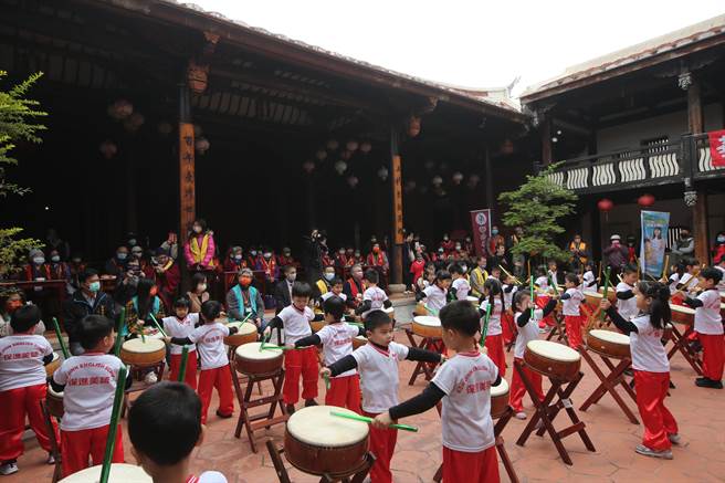 華山基金會12日在有百年歷史的霧峰林家宮保第園區舉辦「千歲揮毫」活動，康爾幼稚園小朋友們給每位長輩送上一顆橘子。（黃國峰攝）