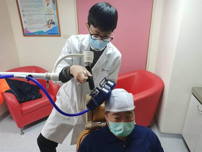 頭份市為恭醫院引進最新Rtms重覆式顱碰磁刺激治療。（為恭醫院提供／謝明俊苗栗傳真）