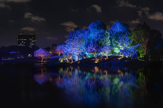 卫武营以地景艺术概念策划，树与森林为创作主题，盼这座位于都会中心的黑森林带给观眾不同以往灯会的观赏经验。图为「湖映森光」试灯画面。(图片提供/高雄市政府观光局)