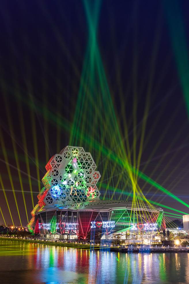 全台圣诞主灯，在爱河湾绝美绽放。 (摄影/刘元经)