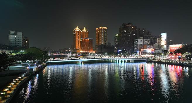 爱河灯区桥梁灯光与水岸光环境相互辉映、光点成河，开创智慧城市灯光美学新概念，打造最具魅力的港都光影表情。 (摄影/Carter)