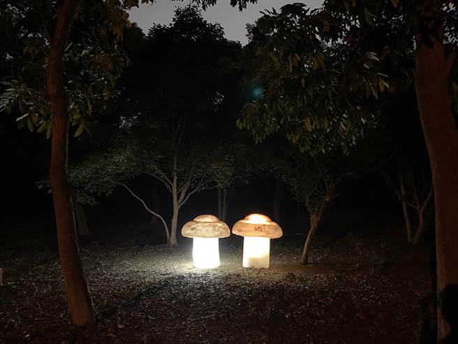 高市府团队融入卫武营公园的森林元素，以树影为背景，仿真蕈菇、微光花丛藏身其中，创造黑森林里的艺术惊喜，图为作品「蘑菇」。(图片提供/高雄市政府观光局)