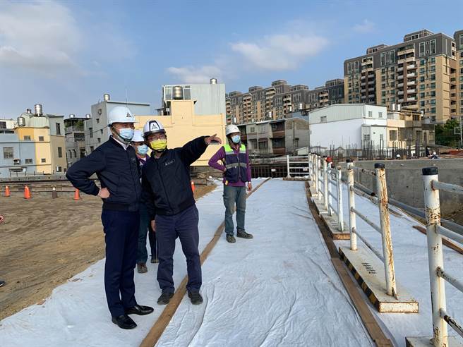 新竹市长林智坚（左）12日到公道三工程现场，了解目前工程进度，这条新竹人等了30年的路，即将在今年5月完工启用。（陈育贤摄）