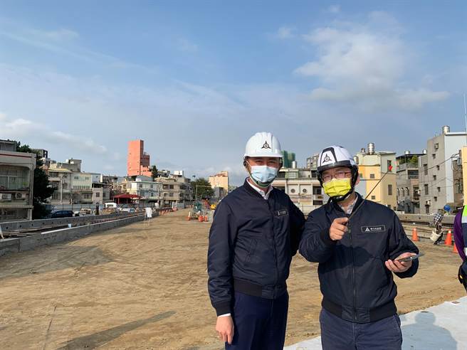 新竹市长林智坚（左）12日到公道三工程现场，了解目前工程进度，这条新竹人等了30年的路，即将在今年5月完工启用。（陈育贤摄）