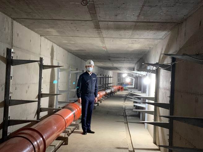 公道三在中央分隔岛设置「共同管道」并设有出入口，完工后新增用户透过预留用户接管即可完成接管，不须开挖新完成的路面。（陈育贤摄）