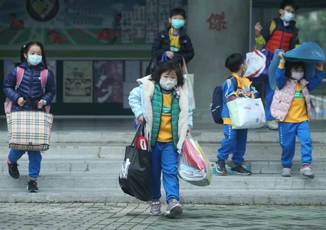 桃园宣布国小提早1周放寒假。图为学童提着大包小包上课物品离开学校。（资料照／陈怡诚摄）
