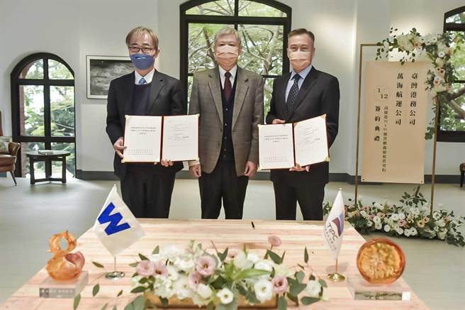 高雄港第5貨櫃中心79號至81號碼頭將由萬海航運公司接手，總經理謝福隆與臺灣港務公司總經理陳邵良簽訂租賃契約，為期20年。（港務公司提供／洪靖宜高雄傳真）