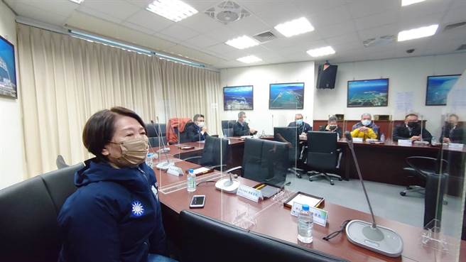 立委洪孟楷12日於八里台北港辦理會勘，新北市議員鄭戴麗香指出，47座石化槽就像炸彈一樣威脅民眾（戴上容攝）