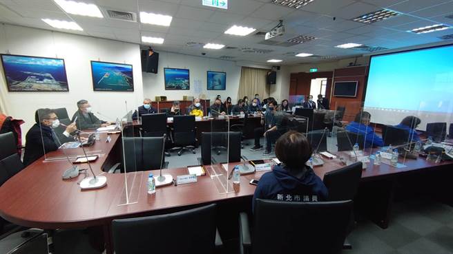 立委洪孟楷12日於八里台北港辦理會勘，洪孟楷求台北港公司明確石化槽搬遷期限。眾人先在會議室詢答，後至物流倉儲區第4期遠眺會勘。（戴上容攝）