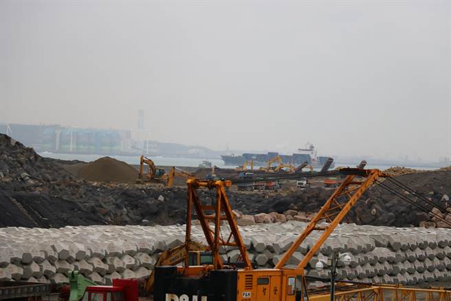 台北港營運處報告，石化槽預計2026年填海造陸後搬遷至15公頃第四期物流倉儲區。（戴上容攝）