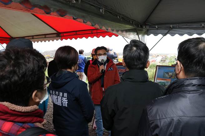 洪孟楷辦理會勘，求台北港公司明確石化槽搬遷期限。（戴上容攝）