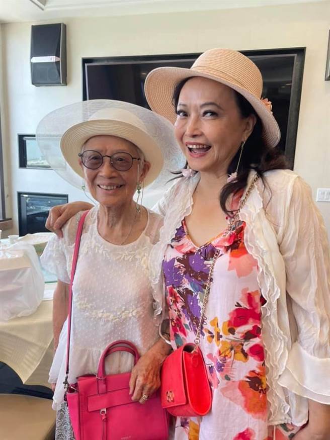 美食家梁幼祥65岁的姐姐和92岁的妈妈 时常一起去参加舞会，筋骨都特别好。（全酉提供）