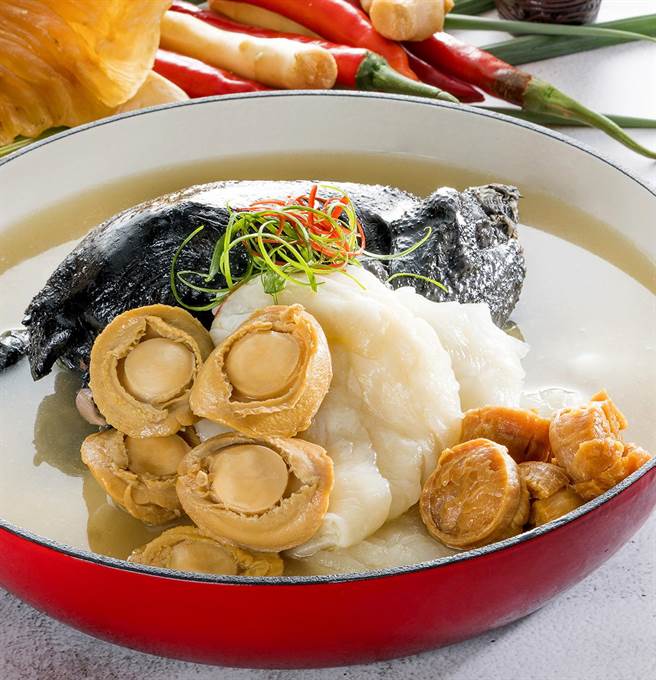 尊爵鲍肚养生乌鸡汤。（全酉提供）