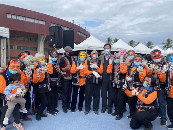 行政院原住民族委員會12日在台東舉辦部落文化健康站部老運動會，全縣3000多名長者齊聚一堂嗨翻全場。（蔡旻妤攝）