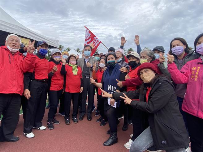 行政院原住民族委員會12日在台東舉辦部落文化健康站部老運動會，全縣3000多名長者齊聚一堂嗨翻全場。（蔡旻妤攝）