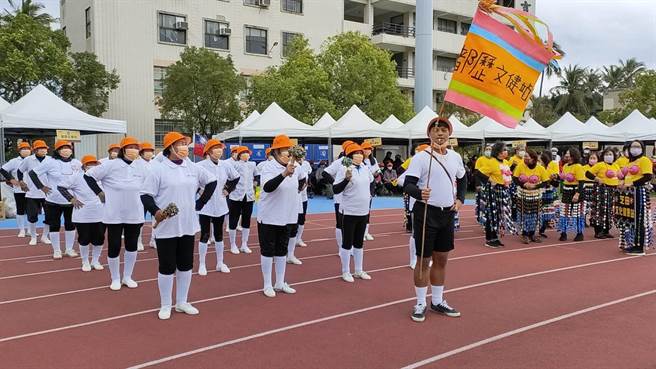 行政院原住民族委員會12日在台東舉辦部落文化健康站部老運動會，全縣3000多名長者齊聚一堂嗨翻全場。（蔡旻妤攝）