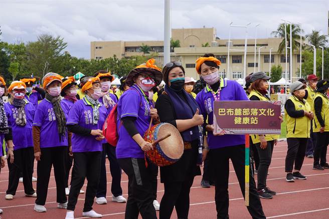 行政院原住民族委員會12日在台東舉辦部落文化健康站部老運動會，全縣3000多名長者齊聚一堂嗨翻全場。（蔡旻妤攝）