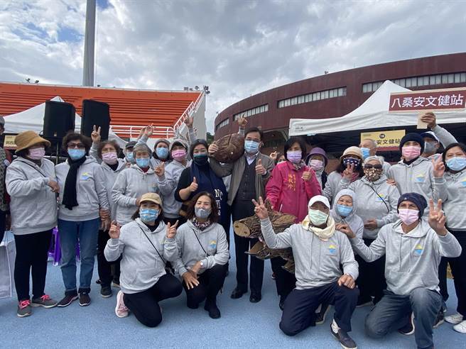 行政院原住民族委員會12日在台東舉辦部落文化健康站部老運動會，全縣3000多名長者齊聚一堂嗨翻全場。（蔡旻妤攝）