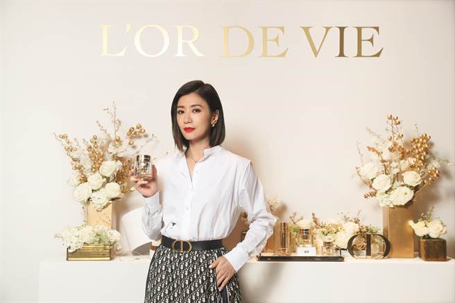 迪奧品牌大使賈靜雯用美肌征服精品美妝。（迪奧提供）