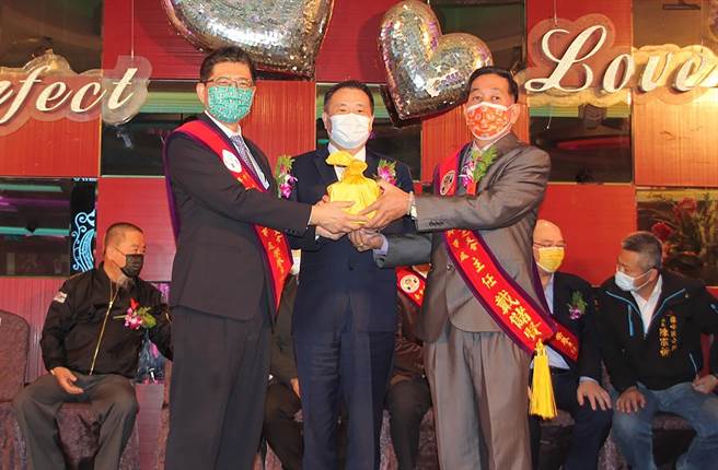 台中市大台中警察之友會霧峰辦事處，11日晚舉行卸、新任主任交接典禮，由警友會常務理事江鴻佑（中）監交，前主任詹景忠（左）交接給新主任戴儲賢（右）。（霧峰分局提供／黃國峰台中傳真）