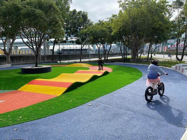 五股儿八公园大改造，缤纷赛车外观的滑步车道超有趣（五股区公所提供／戴上容新北传真）