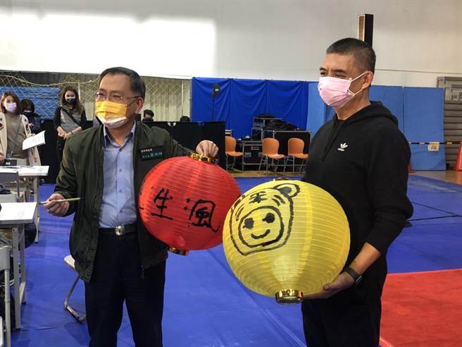 對於北市量能挨批吊車尾，台北市副市長蔡炳坤強調加開7處接種站、火力全開。（楊亞璇攝）