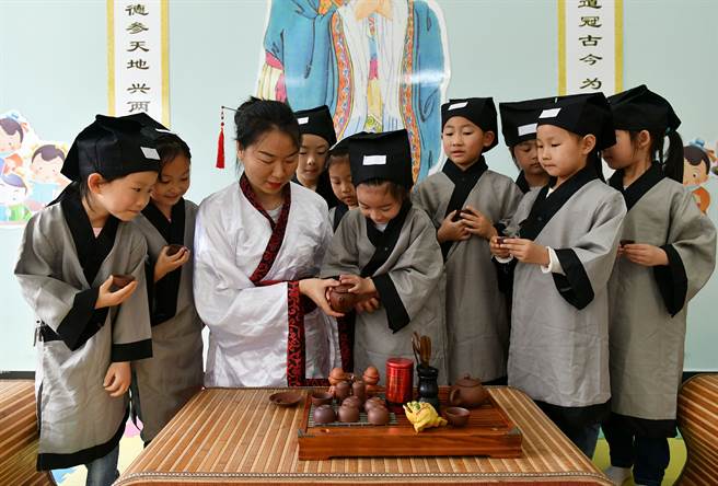 湖北省宜昌市一幼儿园开展「学茶艺、长知识」主题活动，小朋友们在上茶艺课，体验茶文化。（新华社）