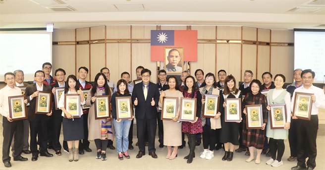 高雄巿「爱阅网」109学年度有26所国中获颁阅读标章。（高巿府教育局提供）