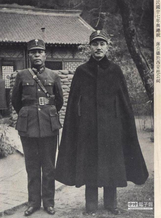 1938年蔣鼎文（左）與蔣介石攝於西安。（程伶輝提供）