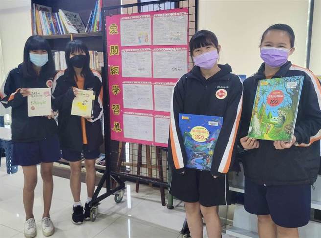 高雄巿「爱阅网」109学年度有26所国中获颁阅读标章。（高巿府教育局提供）