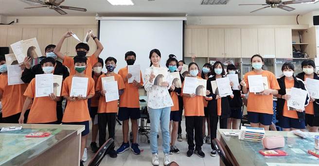 高雄巿「爱阅网」109学年度有26所国中获颁阅读标章。（高巿府教育局提供）