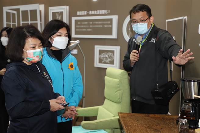 嘉義市長黃敏惠（左）今（12日）參訪，雲林縣長張麗善（中）親自接待，計畫處長李明岳（右）導覽解說。（周麗蘭攝）