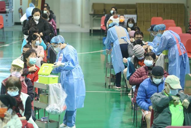 本土疫情升溫，民眾搶打第三劑，但北市議員林穎孟批評，北市疫苗量能在六都吊車尾，新北市人口約為台北1.6倍，新北接種站卻是北市的3倍到40倍，市民預約不到疫苗。（資料照，陳怡誠攝）